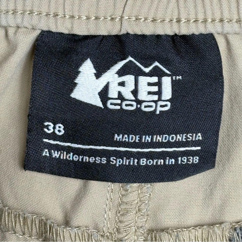 Men's REI Stretch Fabric Expandable Waist Cargo Khaki Colored Shorts 38 Waist - Picture 4 of 8